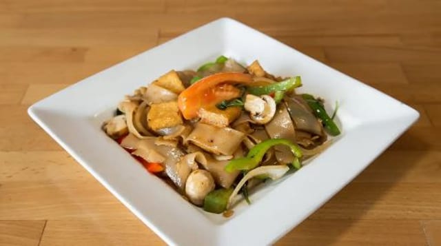 Spicy Basil Noodle (Kee Mao).